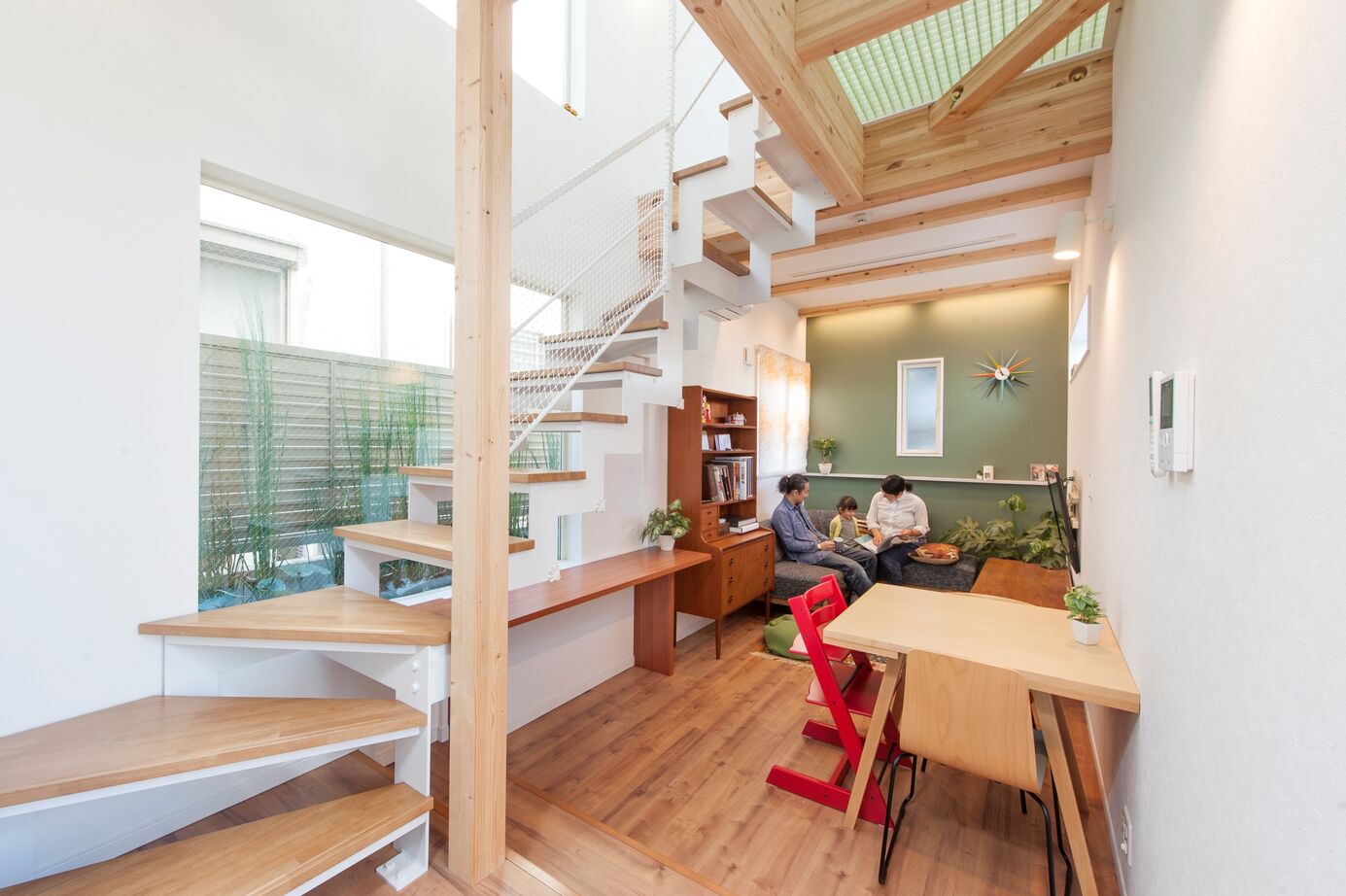 BLISS 【敷地面積15.9坪/1000万円台/間取り図有り】グレーチングと吹き抜けで明るさを確保したL字型の狭小住宅の建築実例画像2