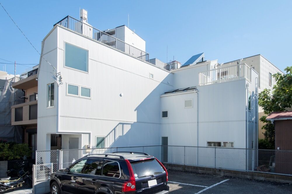 BLISS 【敷地面積15.9坪/1000万円台/間取り図有り】グレーチングと吹き抜けで明るさを確保したL字型の狭小住宅の建築実例画像3