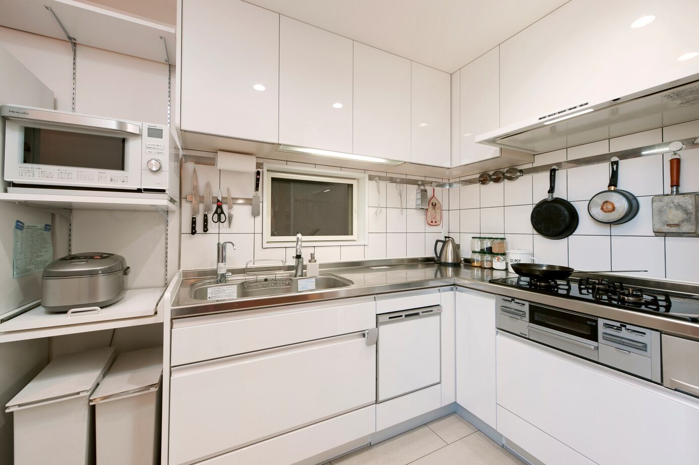 BLISS 【敷地面積15.9坪/1000万円台/間取り図有り】グレーチングと吹き抜けで明るさを確保したL字型の狭小住宅の建築実例画像4