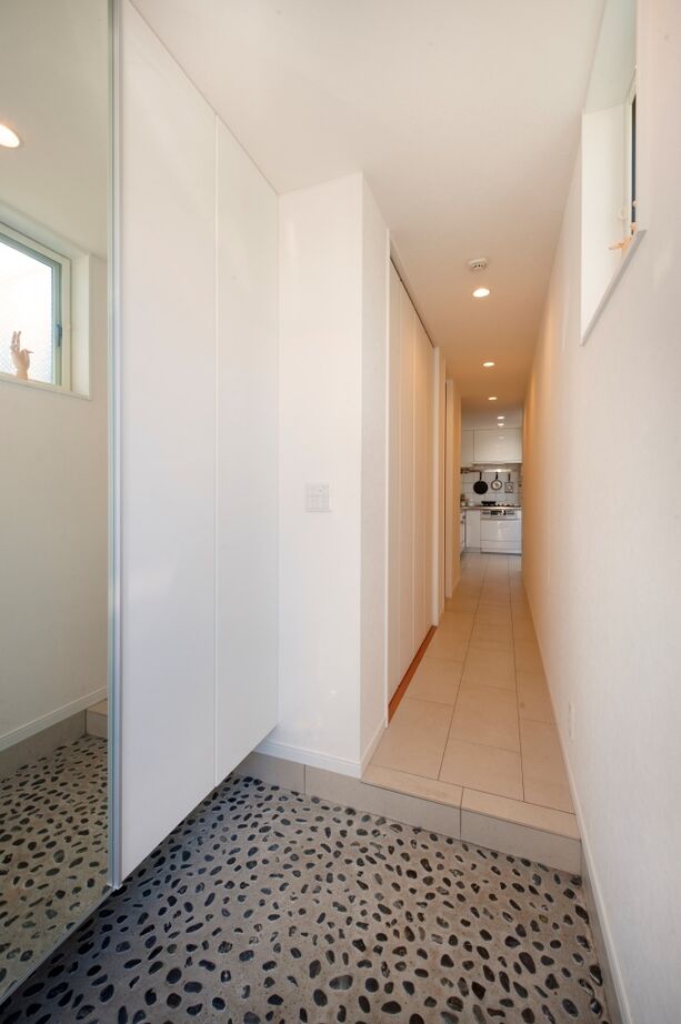 BLISS 【敷地面積15.9坪/1000万円台/間取り図有り】グレーチングと吹き抜けで明るさを確保したL字型の狭小住宅の建築実例画像6