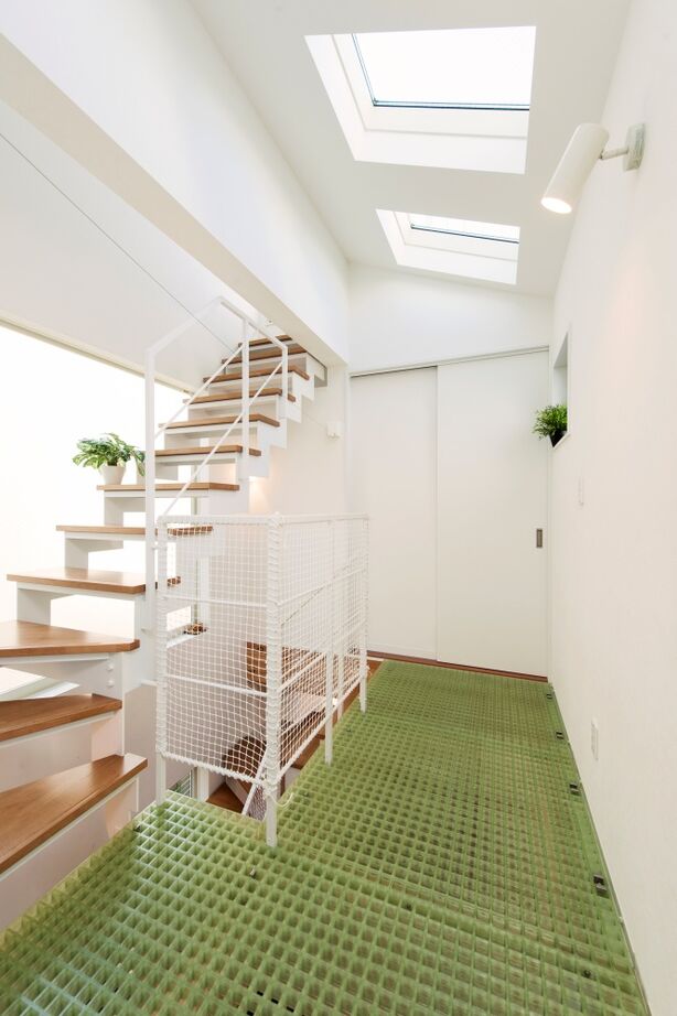 BLISS 【敷地面積15.9坪/1000万円台/間取り図有り】グレーチングと吹き抜けで明るさを確保したL字型の狭小住宅の建築実例画像7