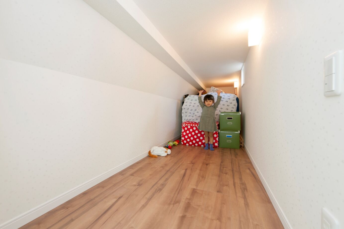 BLISS 【敷地面積15.9坪/1000万円台/間取り図有り】グレーチングと吹き抜けで明るさを確保したL字型の狭小住宅の建築実例画像9