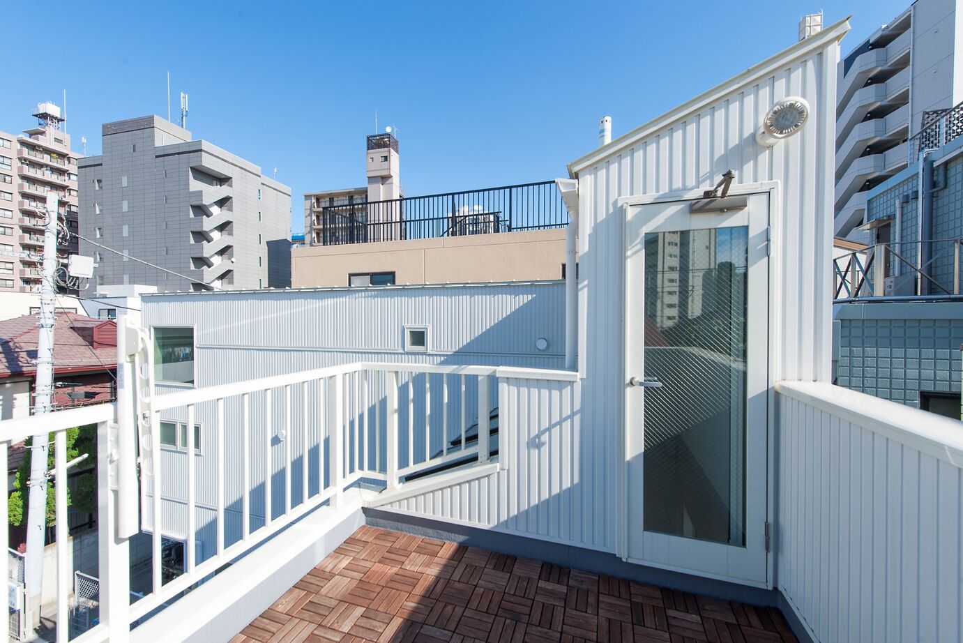 BLISS 【敷地面積15.9坪/1000万円台/間取り図有り】グレーチングと吹き抜けで明るさを確保したL字型の狭小住宅の建築実例画像11