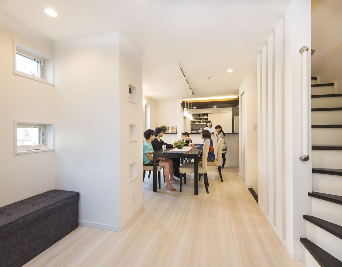 BLISS 【17坪/1500～1999万円/狭小地/間取り図有】限られた敷地に建てた、ガレージ付き二世帯住宅の建築実例画像2