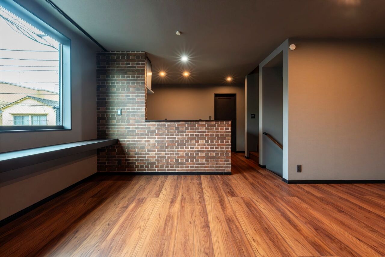 BLISS 【敷地面積15.2坪/2200万円/間取り図有り】煉瓦造り風の壁面が映える、狭小地に建つ開放的な賃貸併用住宅の建築実例画像2