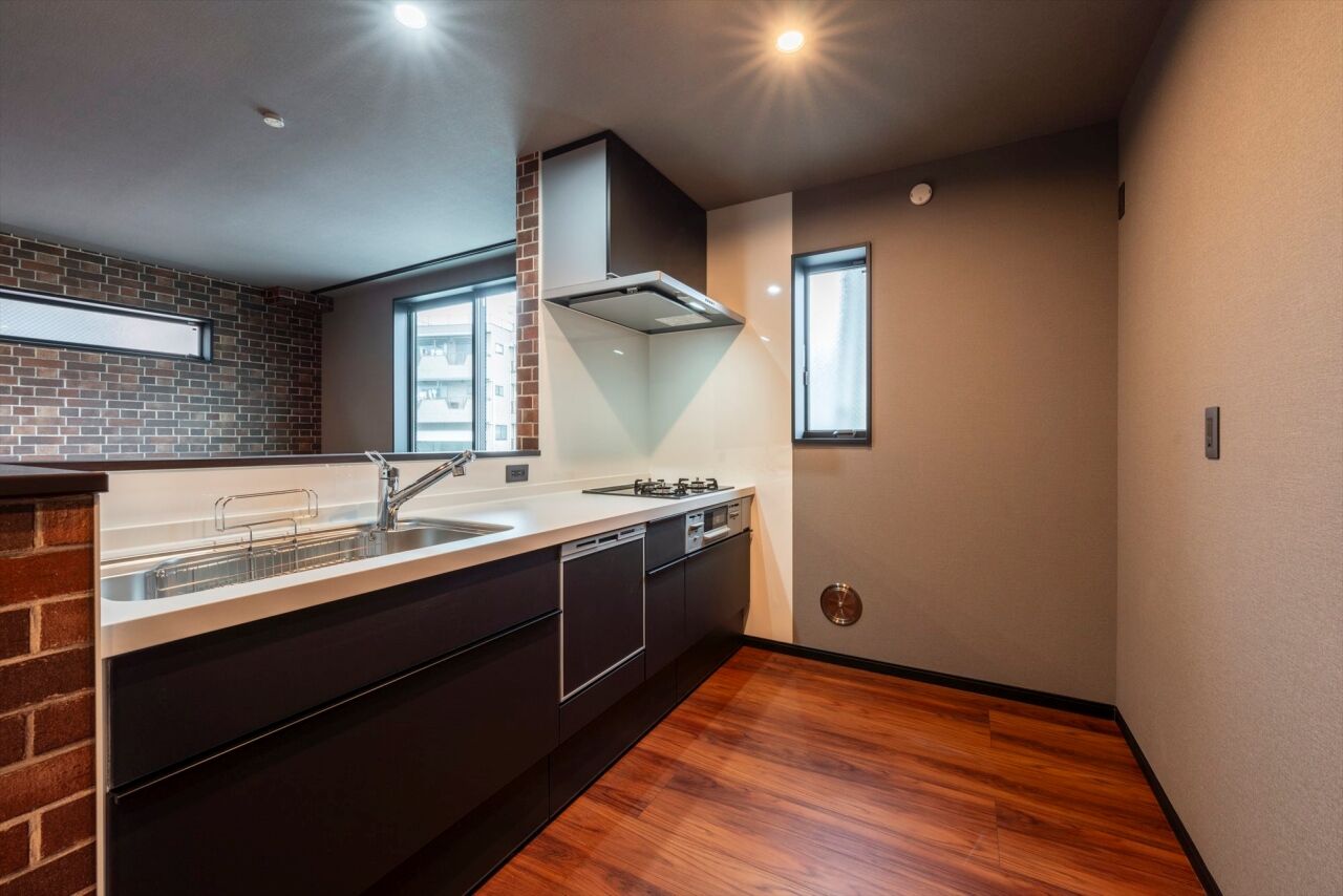 BLISS 【敷地面積15.2坪/2200万円/間取り図有り】煉瓦造り風の壁面が映える、狭小地に建つ開放的な賃貸併用住宅の建築実例画像4