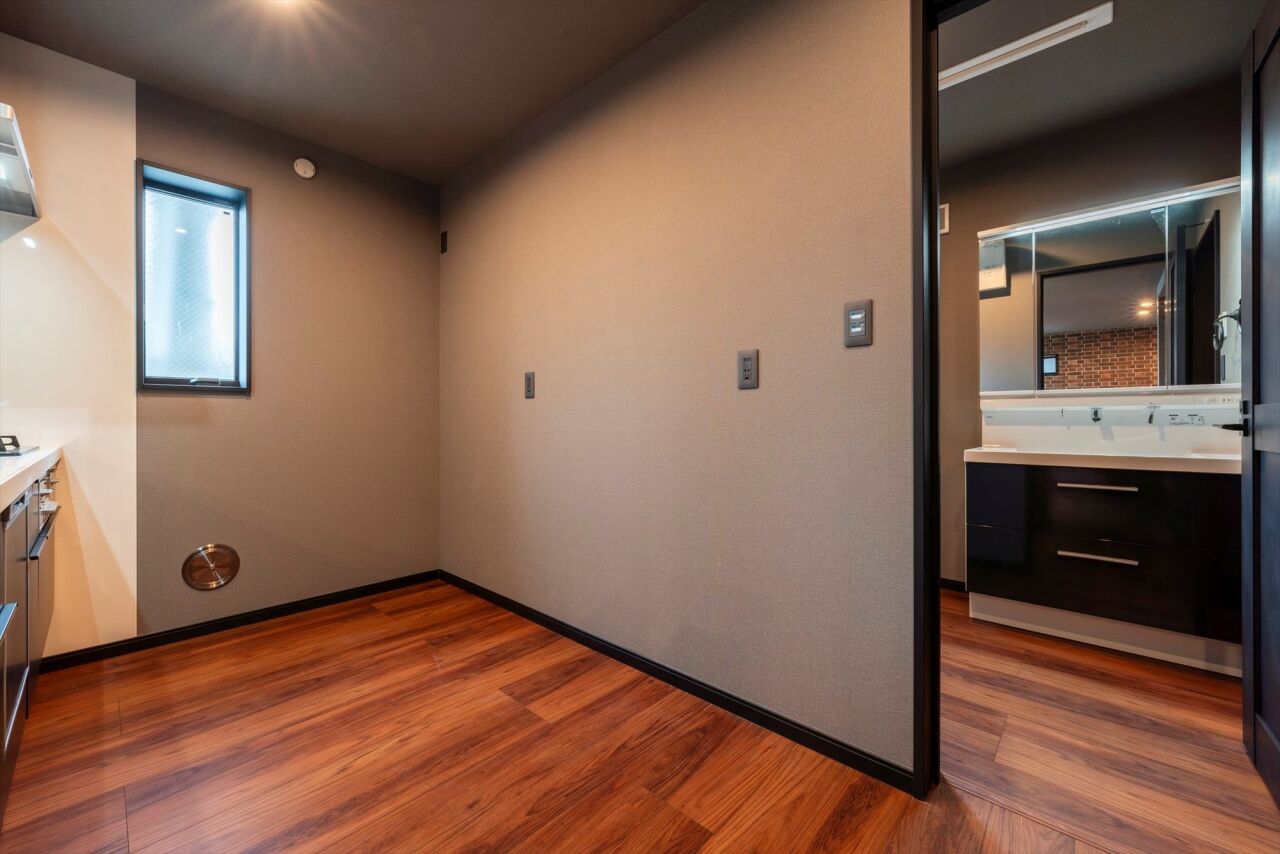 BLISS 【敷地面積15.2坪/2200万円/間取り図有り】煉瓦造り風の壁面が映える、狭小地に建つ開放的な賃貸併用住宅の建築実例画像5