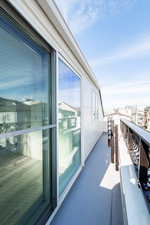 BLISS 【敷地面積16.7坪/2000万円台/間取り図有り】ビルトインガレージ＆優雅なワイドバルコニー付きの狭小住宅の建築実例画像10