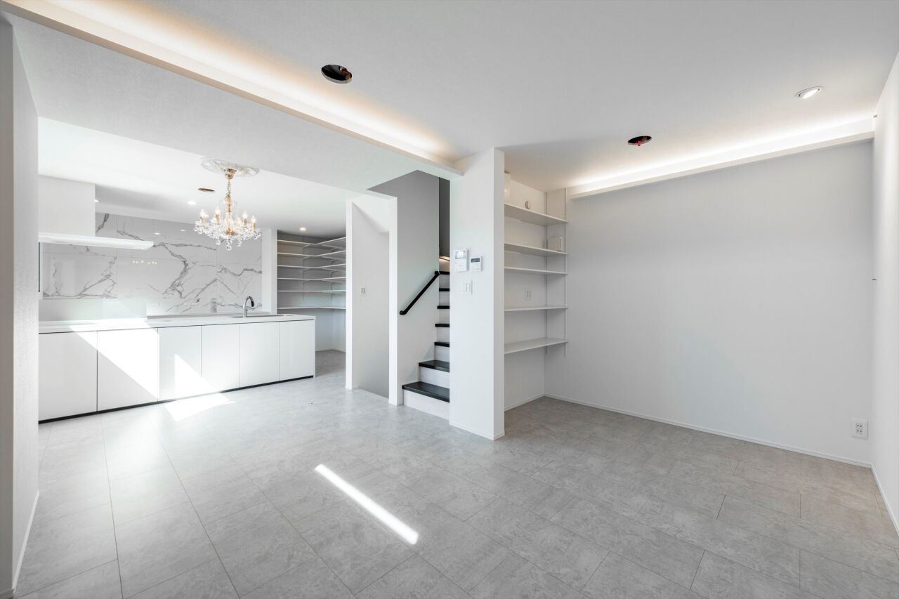 BLISS 【敷地面積13.8坪/2000万円/間取り図有り】重厚感のある外観と高級感に満ちたインテリアが魅力の住まいの建築実例画像2