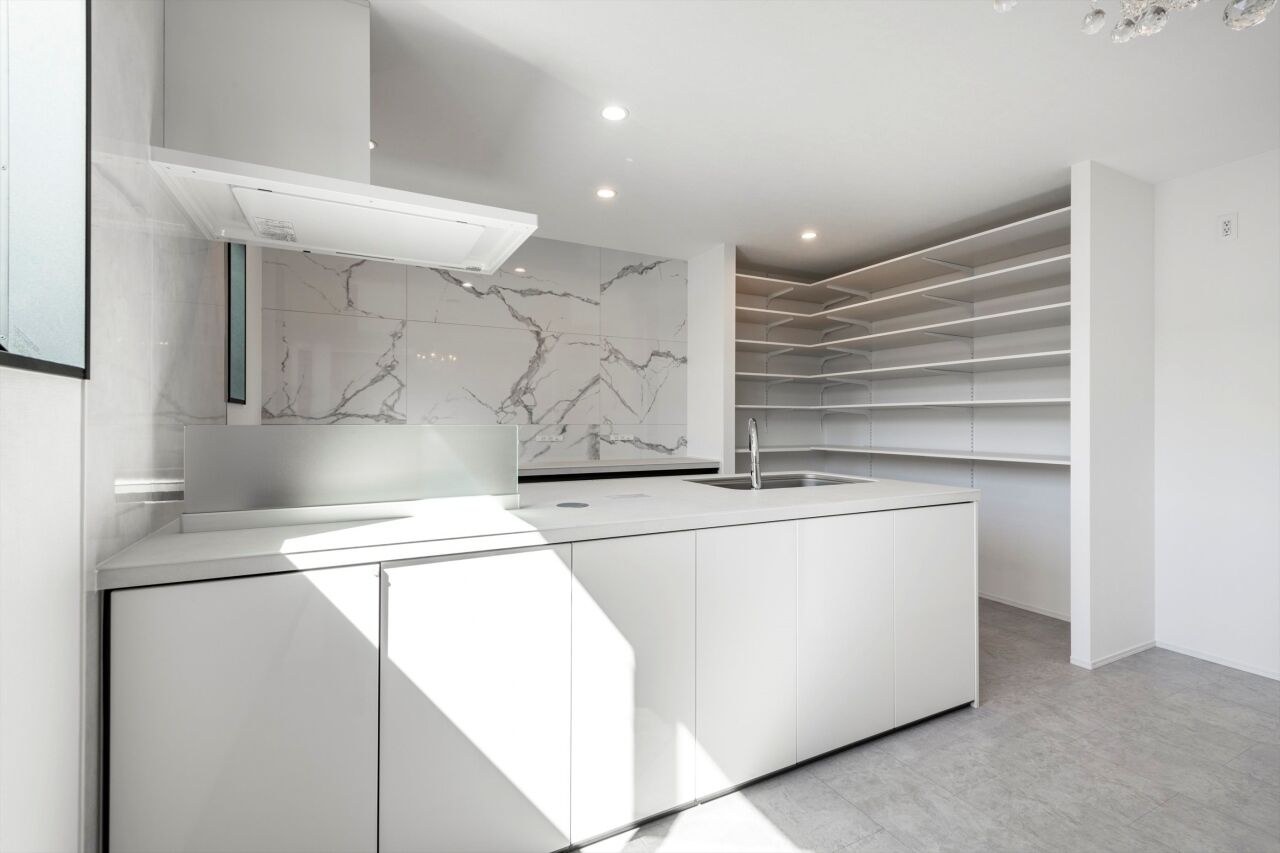 BLISS 【敷地面積13.8坪/2000万円/間取り図有り】重厚感のある外観と高級感に満ちたインテリアが魅力の住まいの建築実例画像3