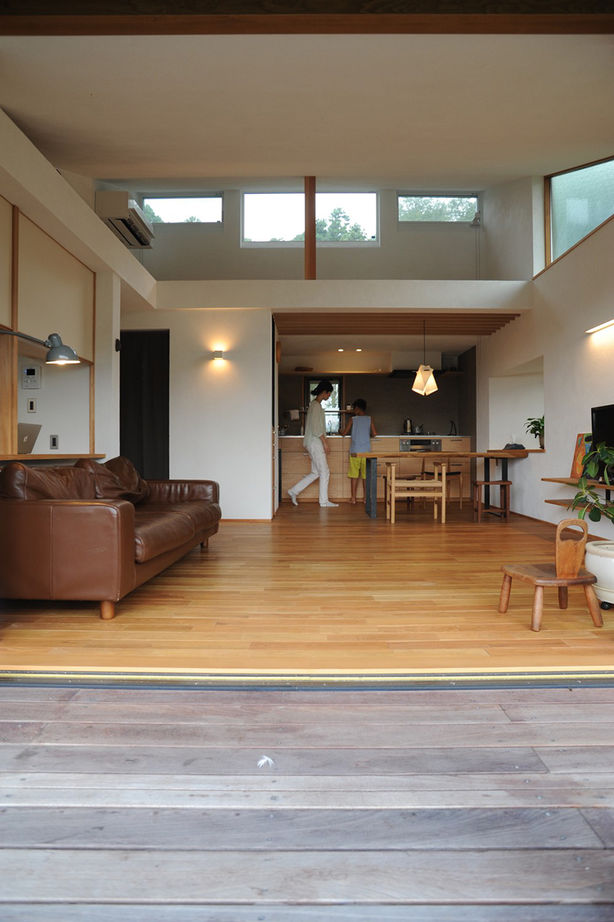 トトモニ　一級建築士事務所 【変形地/2000万円台/30坪】大きな窓から見える四季折々の眺望が別格「ウッドデッキが二層に広がる家」の建築実例画像7