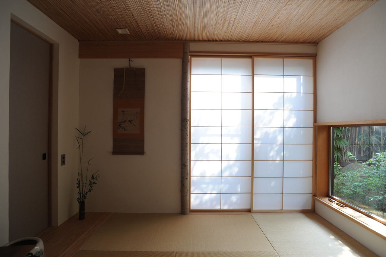 トトモニ　一級建築士事務所 【変形地/2000万円台/30坪】大きな窓から見える四季折々の眺望が別格「ウッドデッキが二層に広がる家」の建築実例画像9