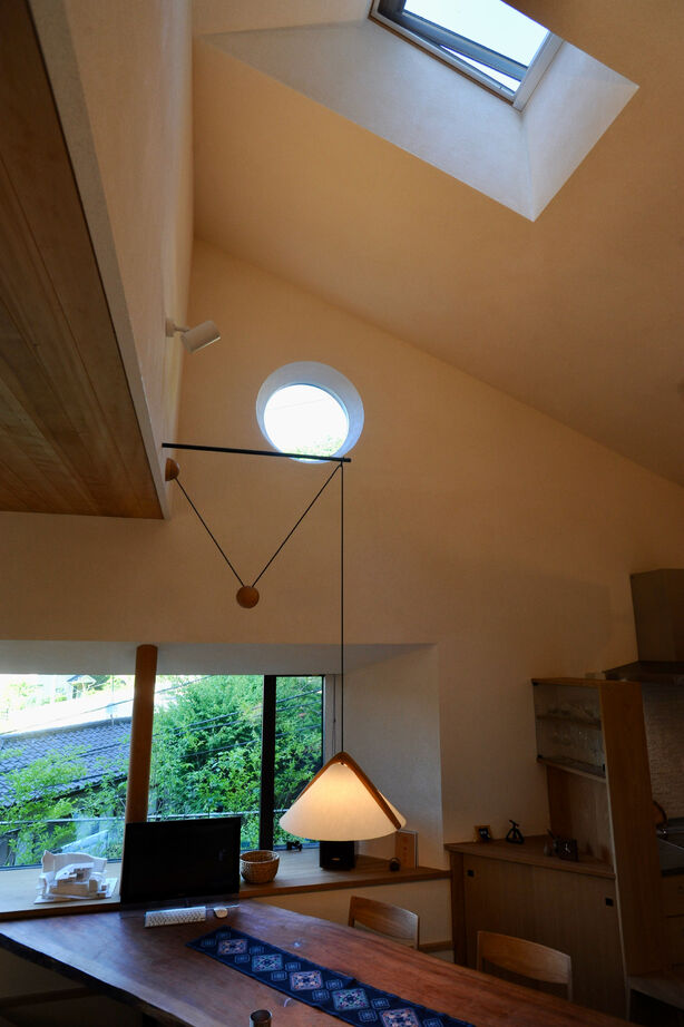 トトモニ　一級建築士事務所 【二世帯住宅/4500万円～/52坪】崖地の眺望を最大限に活かす。ゆるやかで、やさしい時間が流れる二世帯住宅の建築実例画像4