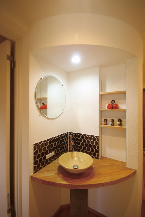 トトモニ　一級建築士事務所 【高台/3000万円台/30坪】高低差３ｍの条件を「建築力」でさらに活かす。「カーテン要らずで暮らせる家」の建築実例画像8