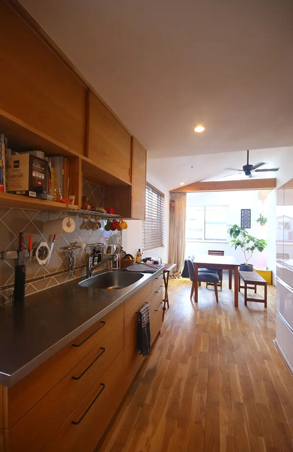 トトモニ　一級建築士事務所 【狭小地/3000万円台/22.9坪】敷地面積なんと13坪。しかも「2.7ｍ×8.8ｍ」の超長方形の地に建てた３階建ての建築実例画像2