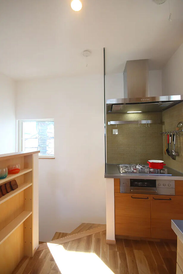 トトモニ　一級建築士事務所 【狭小地/3000万円台/22.9坪】敷地面積なんと13坪。しかも「2.7ｍ×8.8ｍ」の超長方形の地に建てた３階建ての建築実例画像3