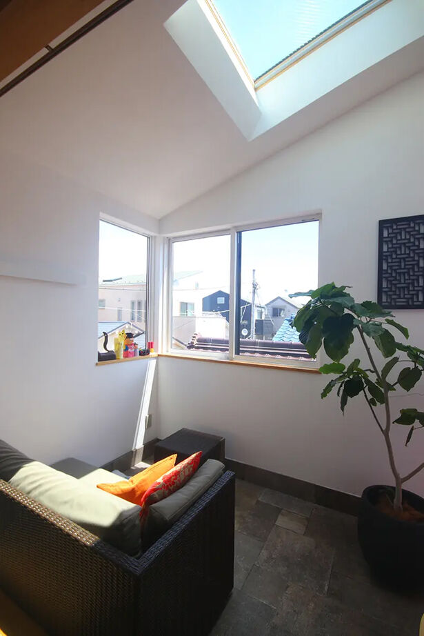 トトモニ　一級建築士事務所 【狭小地/3000万円台/22.9坪】敷地面積なんと13坪。しかも「2.7ｍ×8.8ｍ」の超長方形の地に建てた３階建ての建築実例画像5