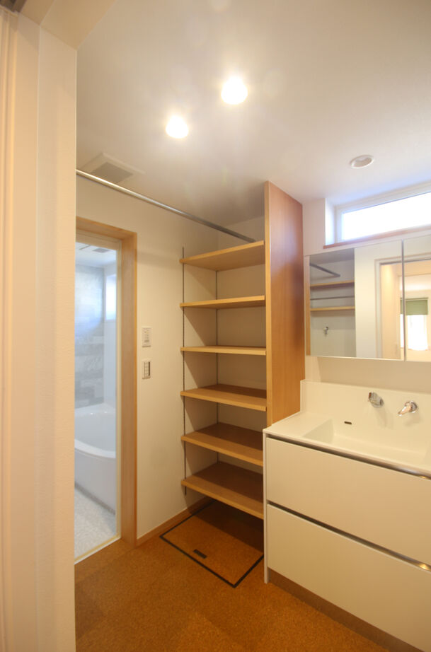 トトモニ　一級建築士事務所 【平屋スタイル/3000万円台/26坪】お互いの存在を生活の中で感じられる。心も身体も温かくなる「終の棲家」の建築実例画像8