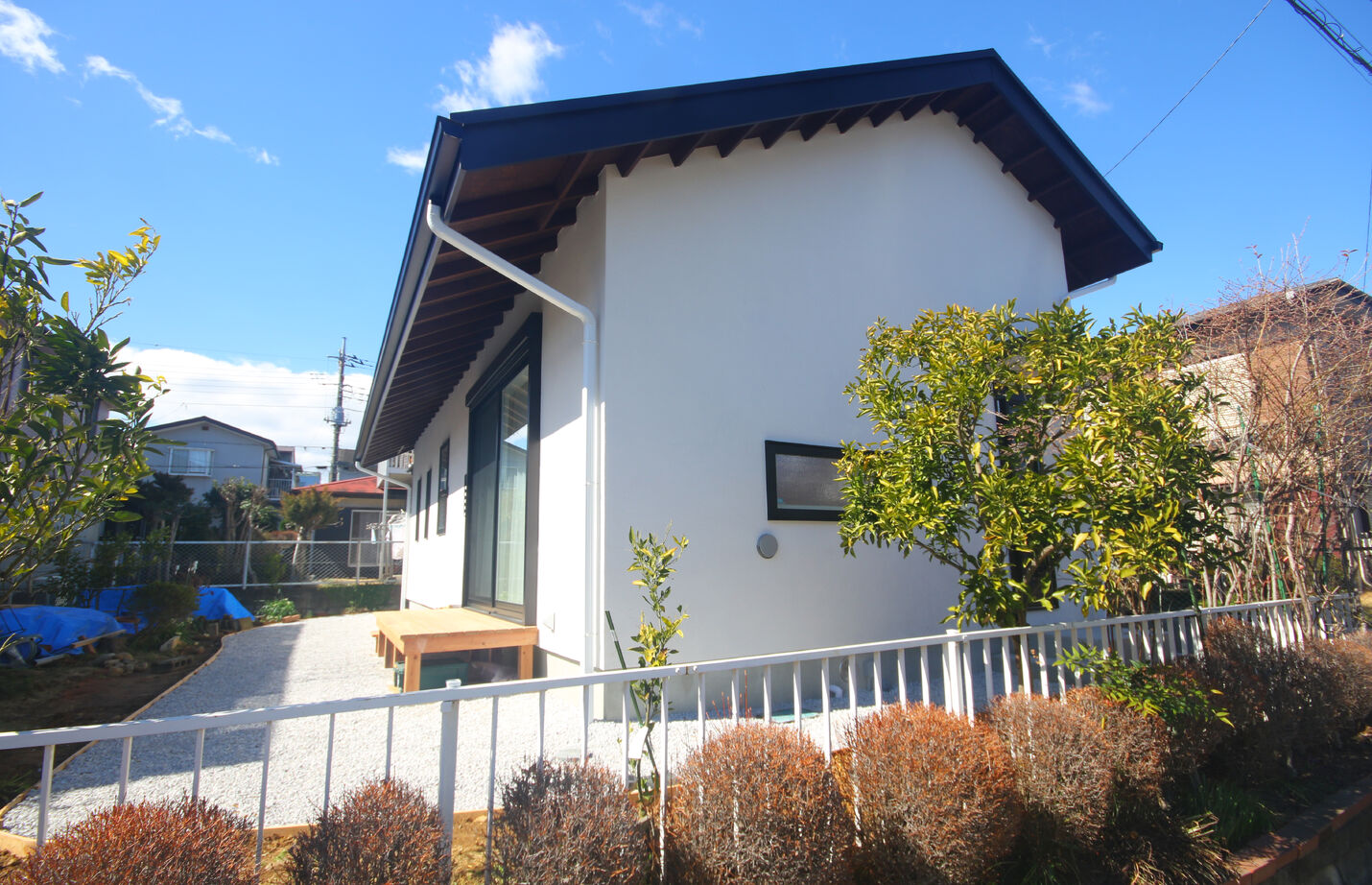 トトモニ　一級建築士事務所 【平屋スタイル/3000万円台/26坪】お互いの存在を生活の中で感じられる。心も身体も温かくなる「終の棲家」の建築実例画像10