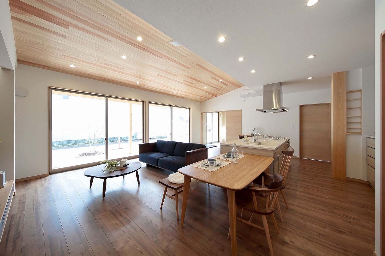 平屋専門店　平屋工房 【本体価格2000万円／32.5坪／平屋】室内の木のぬくもり、外の自然の緑に癒される平屋の建築実例画像7