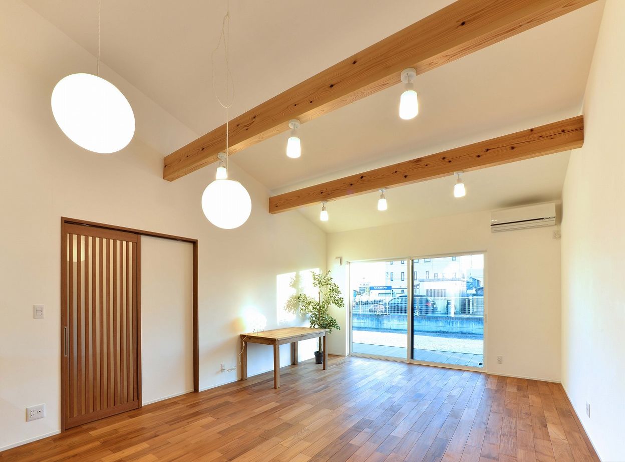 平屋専門店　平屋工房 【本体価格2350万円／約34坪／平屋】シックな外観に明るい室内。対照的なコントラストが印象的な平屋の建築実例画像2