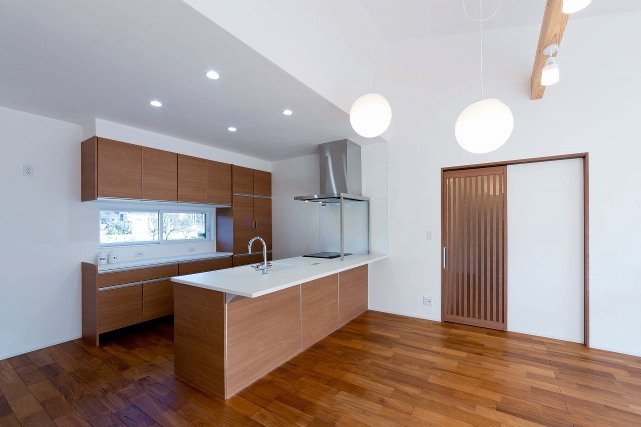 平屋専門店　平屋工房 【本体価格2350万円／約34坪／平屋】シックな外観に明るい室内。対照的なコントラストが印象的な平屋の建築実例画像3