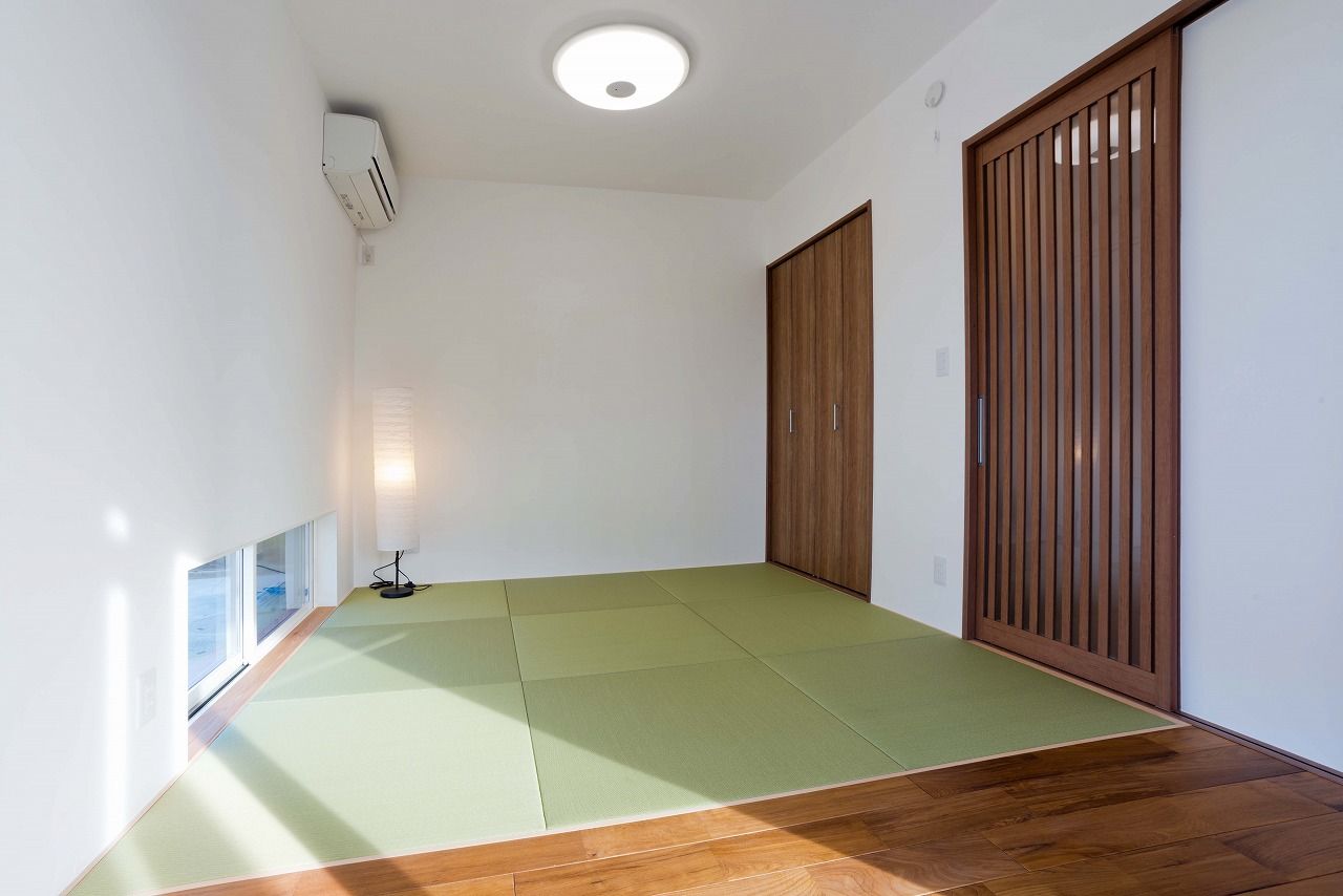 平屋専門店　平屋工房 【本体価格2350万円／約34坪／平屋】シックな外観に明るい室内。対照的なコントラストが印象的な平屋の建築実例画像4