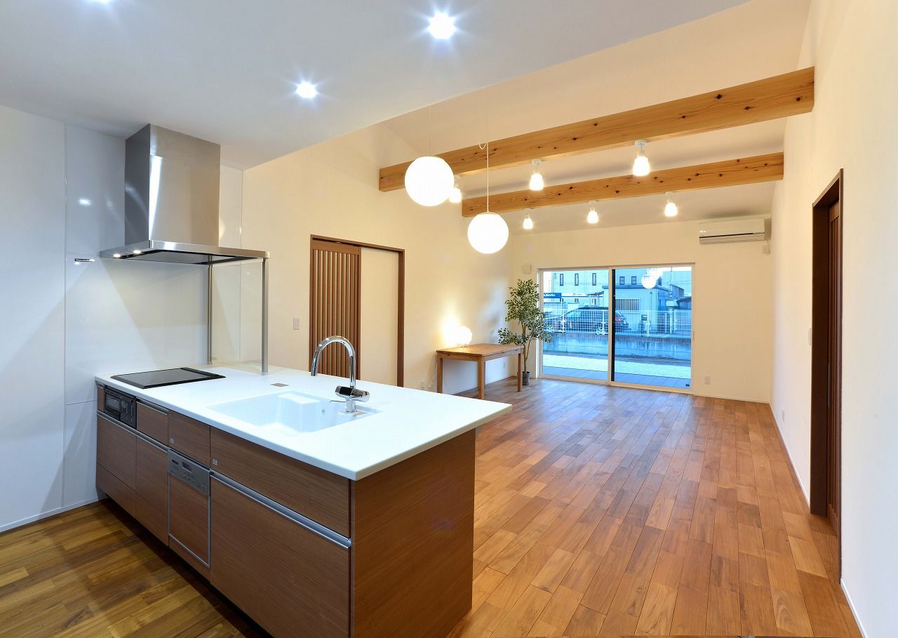 平屋専門店　平屋工房 【本体価格2350万円／約34坪／平屋】シックな外観に明るい室内。対照的なコントラストが印象的な平屋の建築実例画像5