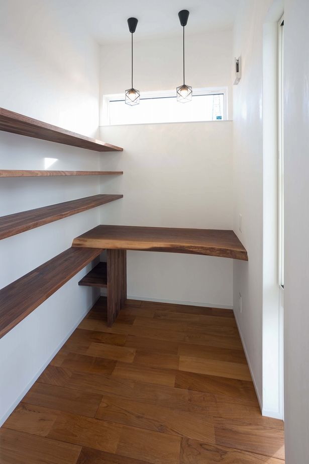 平屋専門店　平屋工房 【本体価格2350万円／約34坪／平屋】シックな外観に明るい室内。対照的なコントラストが印象的な平屋の建築実例画像6