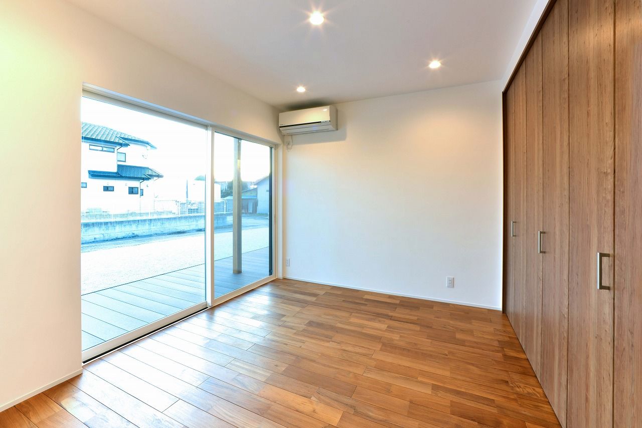 平屋専門店　平屋工房 【本体価格2350万円／約34坪／平屋】シックな外観に明るい室内。対照的なコントラストが印象的な平屋の建築実例画像8