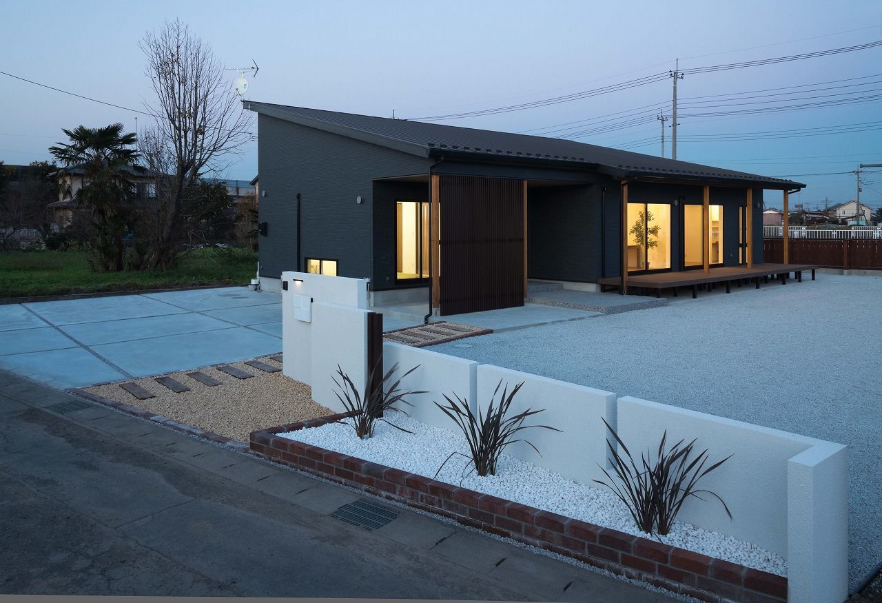 平屋専門店　平屋工房 【本体価格2350万円／約34坪／平屋】シックな外観に明るい室内。対照的なコントラストが印象的な平屋の建築実例画像10