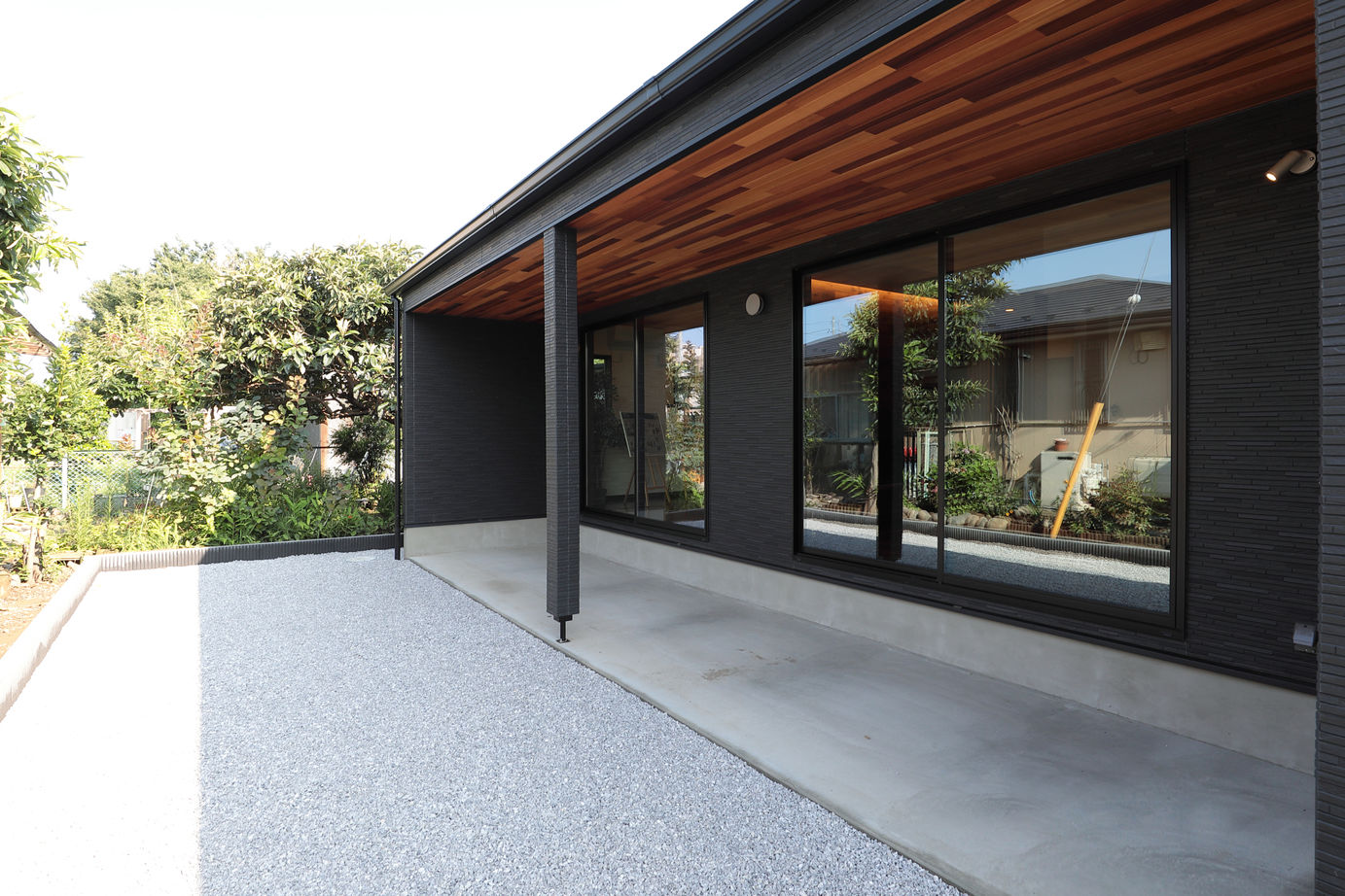 平屋専門店　平屋工房 【31.4坪/平屋】直線が描く美しくスタイリッシュな、光と風を採りこむ中庭がある平屋の建築実例画像2