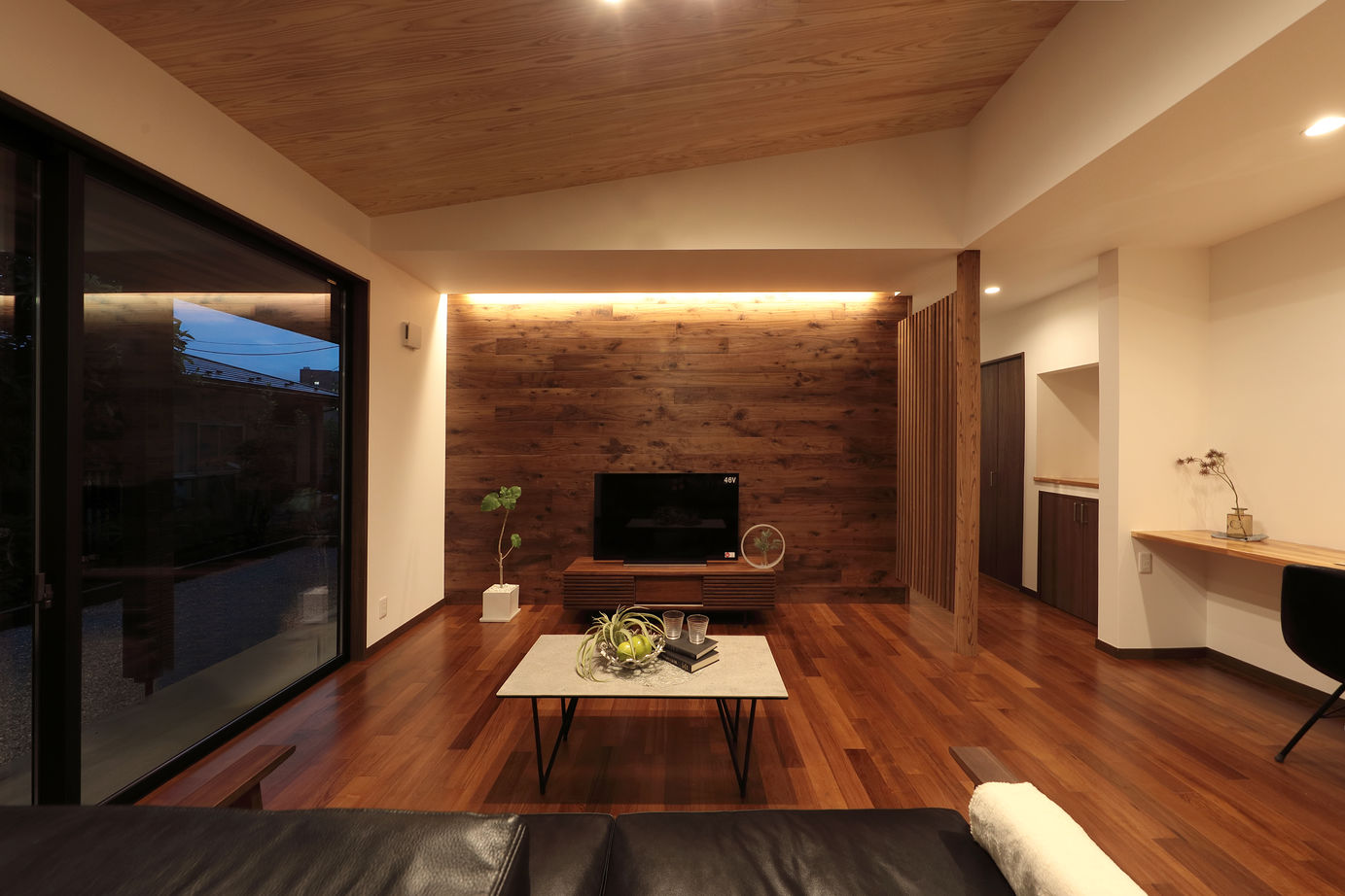 平屋専門店　平屋工房 【31.4坪/平屋】直線が描く美しくスタイリッシュな、光と風を採りこむ中庭がある平屋の建築実例画像3