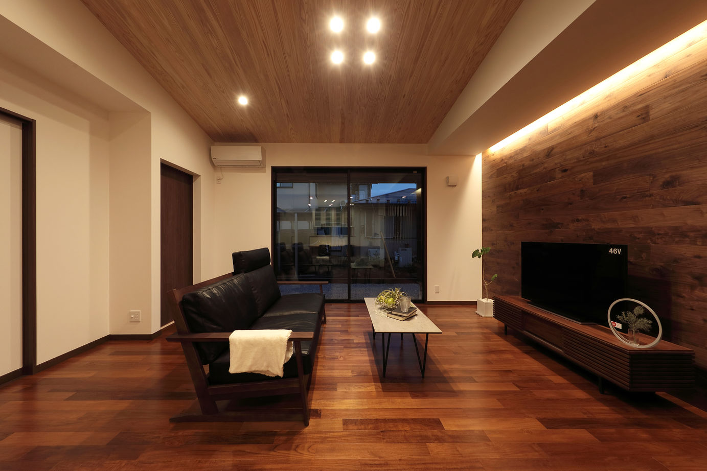 平屋専門店　平屋工房 【31.4坪/平屋】直線が描く美しくスタイリッシュな、光と風を採りこむ中庭がある平屋の建築実例画像4