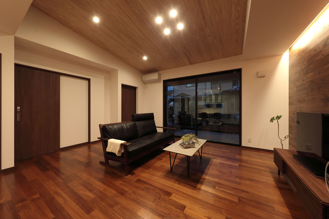 平屋専門店　平屋工房 【31.4坪/平屋】直線が描く美しくスタイリッシュな、光と風を採りこむ中庭がある平屋の建築実例画像6