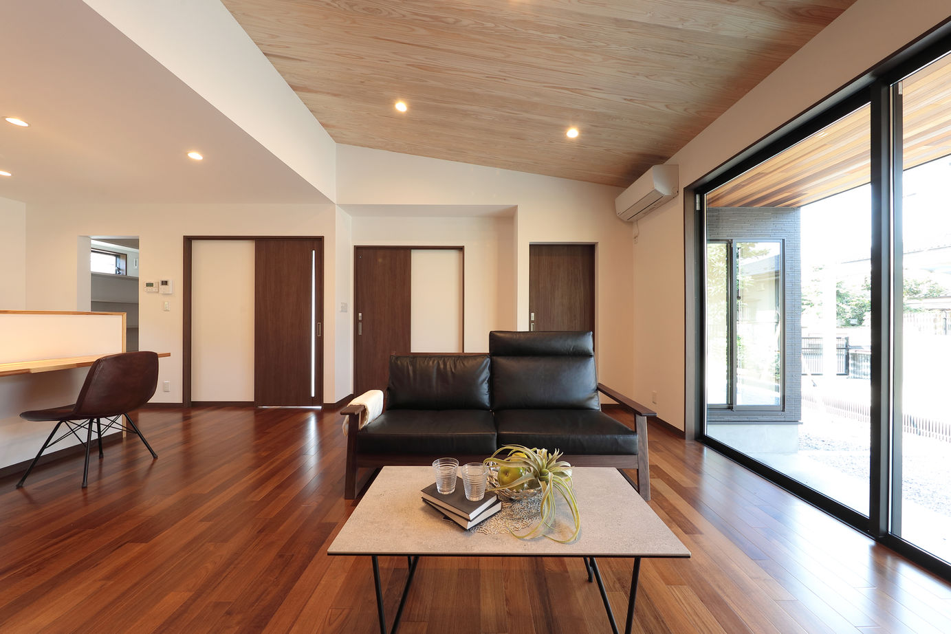 平屋専門店　平屋工房 【31.4坪/平屋】直線が描く美しくスタイリッシュな、光と風を採りこむ中庭がある平屋の建築実例画像8