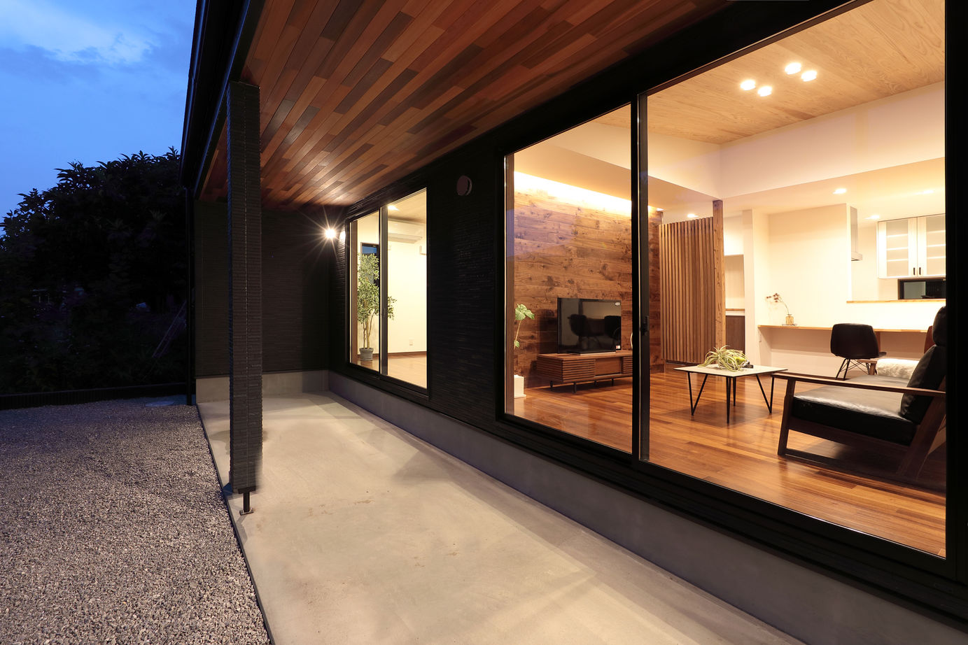 平屋専門店　平屋工房 【31.4坪/平屋】直線が描く美しくスタイリッシュな、光と風を採りこむ中庭がある平屋の建築実例画像9