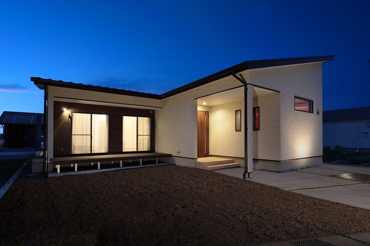 平屋専門店　平屋工房 【本体価格1950万円/30.1坪/平屋】スタイリッシュでオシャレなL字型の平屋の建築実例画像1