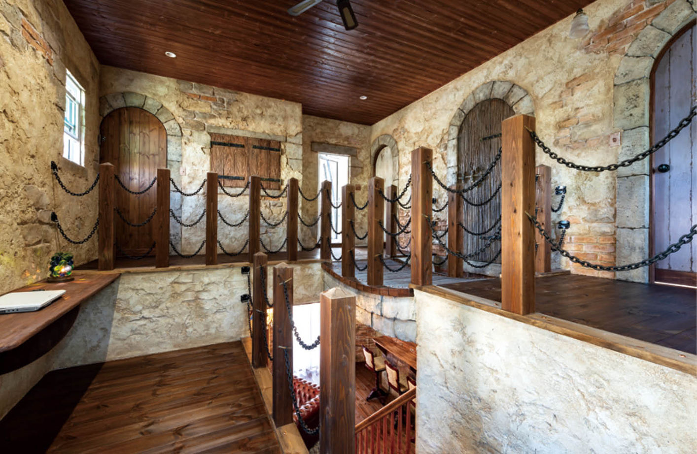 Inoue・Giken 井上技建 聖堂をモチーフにした2つの塔　100年前の外国製扉がなじむ家の建築実例画像2