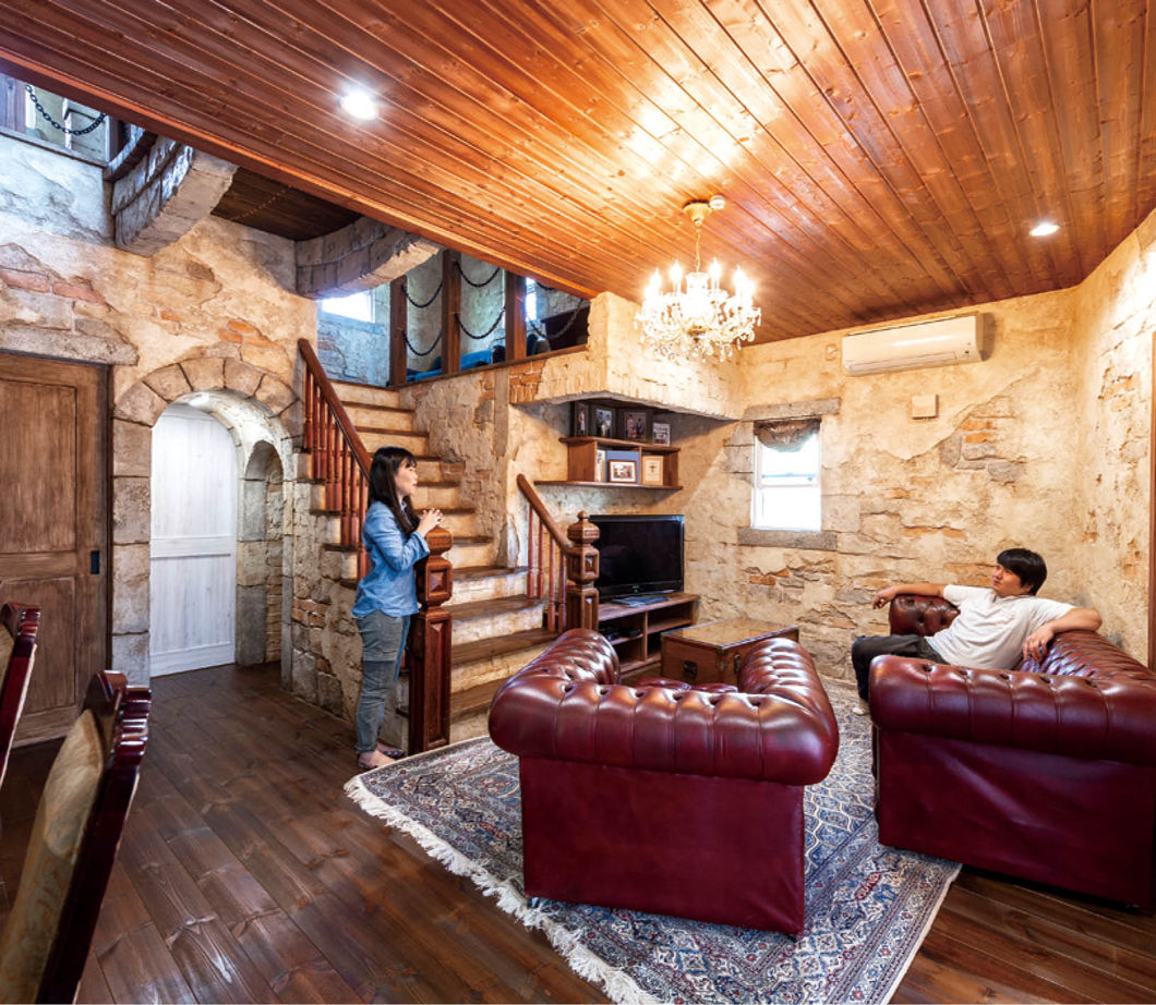 Inoue・Giken 井上技建 聖堂をモチーフにした2つの塔　100年前の外国製扉がなじむ家の建築実例画像3