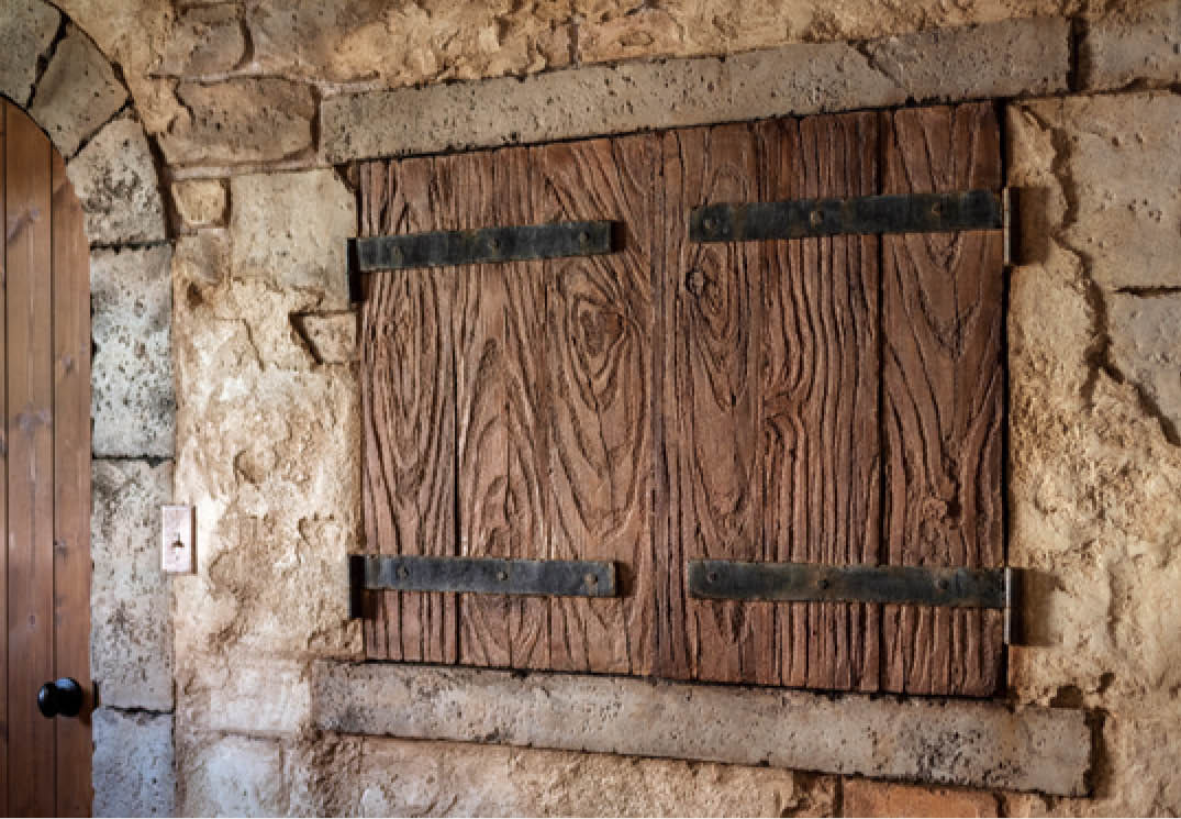 Inoue・Giken 井上技建 聖堂をモチーフにした2つの塔　100年前の外国製扉がなじむ家の建築実例画像4