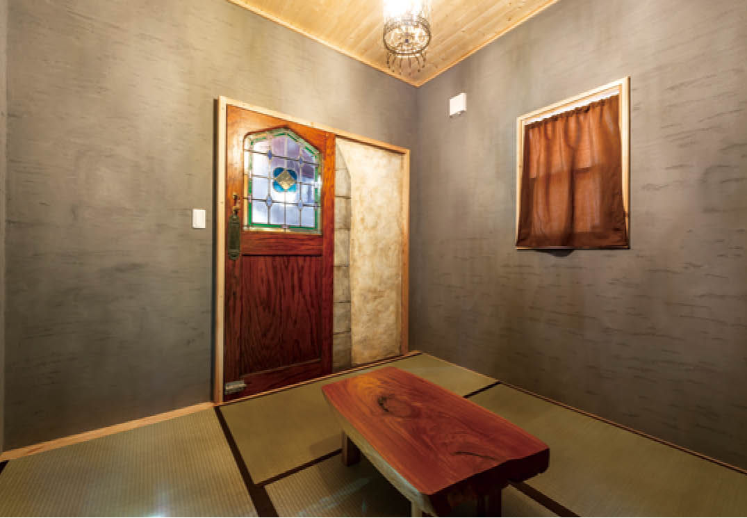 Inoue・Giken 井上技建 聖堂をモチーフにした2つの塔　100年前の外国製扉がなじむ家の建築実例画像5