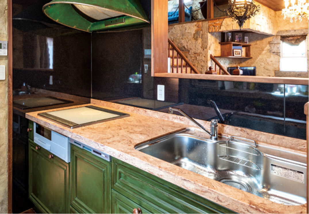 Inoue・Giken 井上技建 聖堂をモチーフにした2つの塔　100年前の外国製扉がなじむ家の建築実例画像6