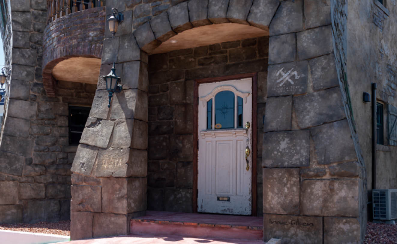 Inoue・Giken 井上技建 聖堂をモチーフにした2つの塔　100年前の外国製扉がなじむ家の建築実例画像7