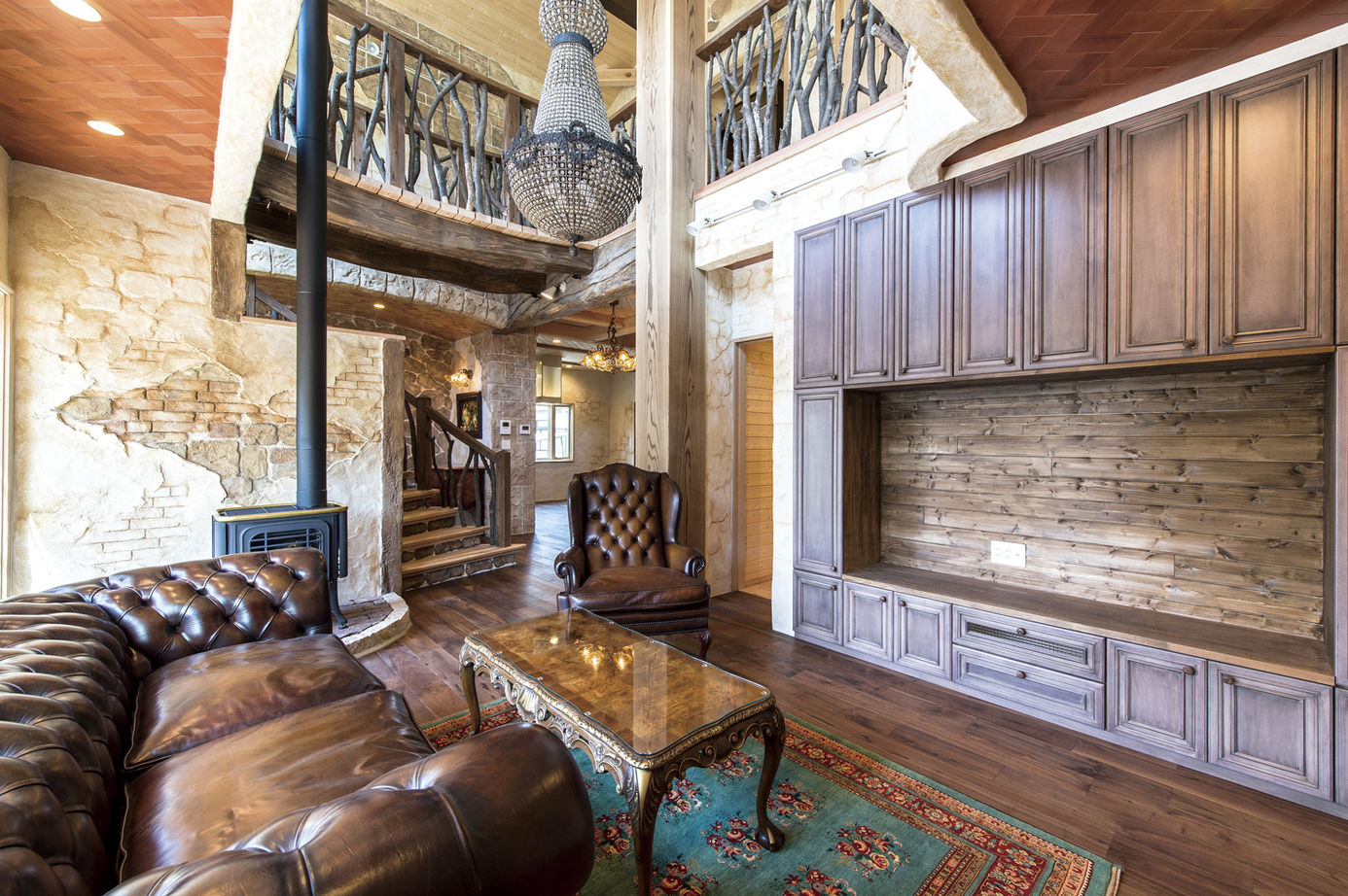 Inoue・Giken 井上技建 まるで海外の古屋敷？職人技で自然素材から生み出す独創的なアンティークの世界観の建築実例画像1