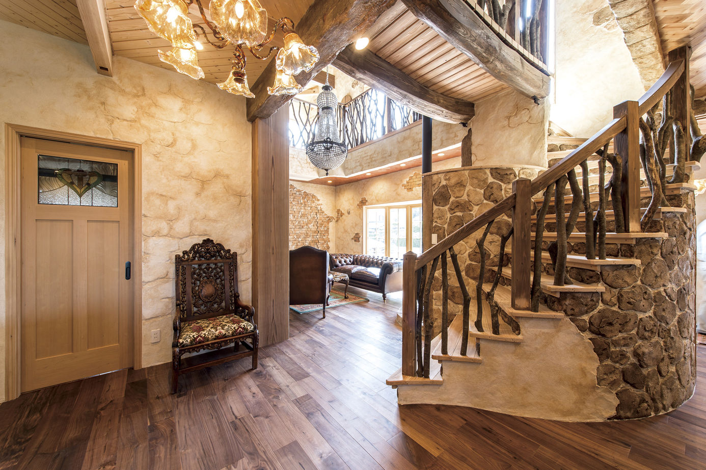 Inoue・Giken 井上技建 まるで海外の古屋敷？職人技で自然素材から生み出す独創的なアンティークの世界観の建築実例画像2