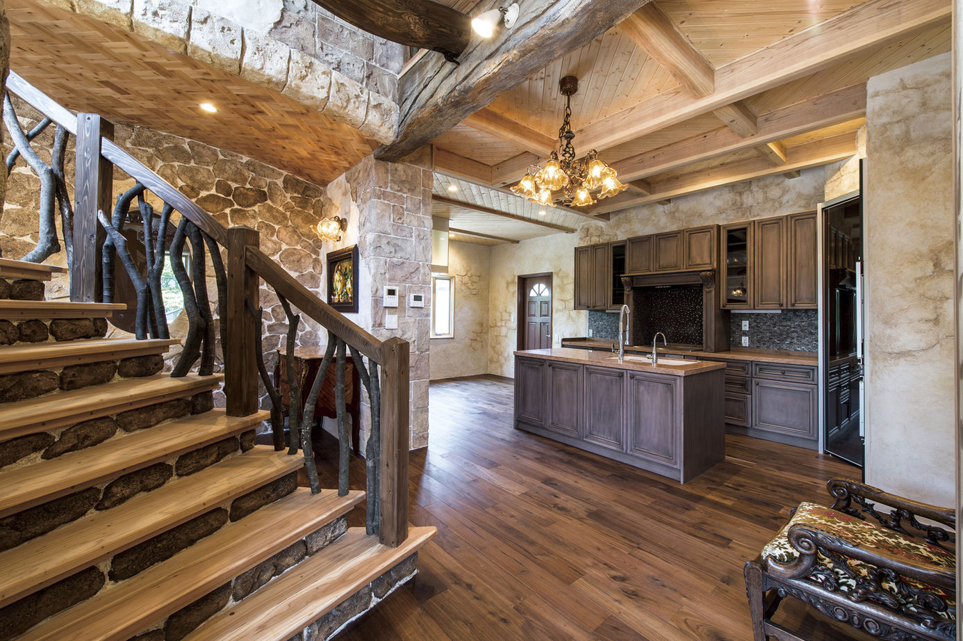 Inoue・Giken 井上技建 まるで海外の古屋敷？職人技で自然素材から生み出す独創的なアンティークの世界観の建築実例画像3