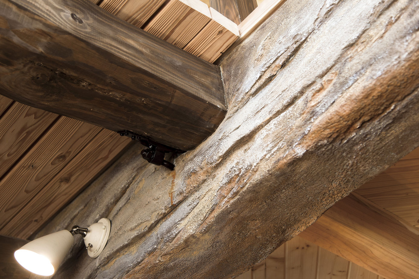 Inoue・Giken 井上技建 まるで海外の古屋敷？職人技で自然素材から生み出す独創的なアンティークの世界観の建築実例画像8