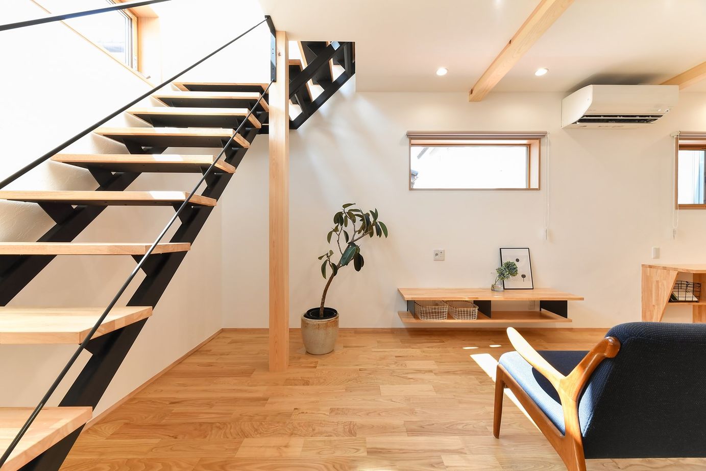 梶谷建設 大きなシカクの窓とサンカク屋根がかわいい木の家【スタディカウンター/サンルーム/ファミリークローク】の建築実例画像2