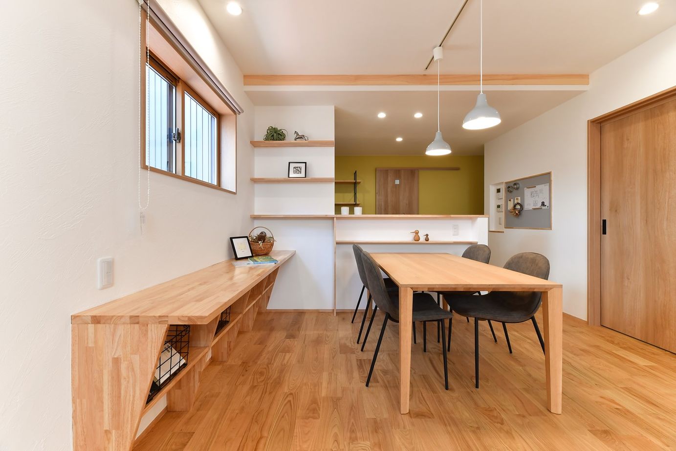 梶谷建設 大きなシカクの窓とサンカク屋根がかわいい木の家【スタディカウンター/サンルーム/ファミリークローク】の建築実例画像3